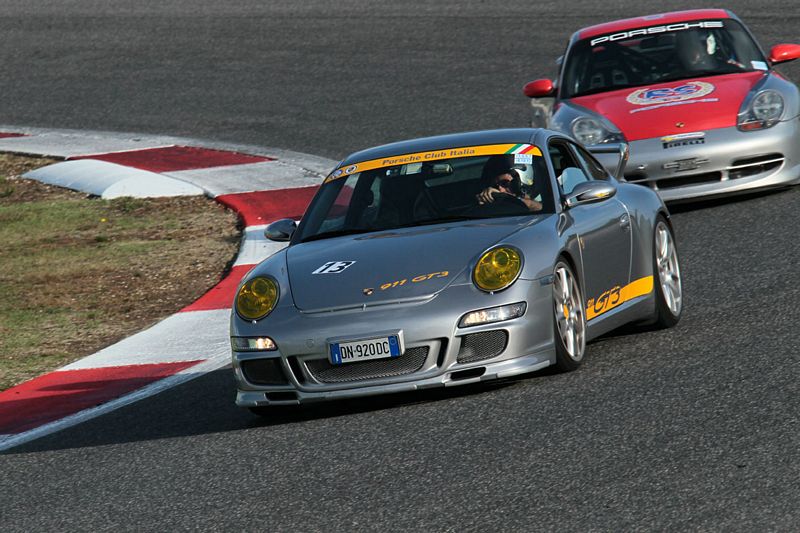 Aprono le vettura stadali