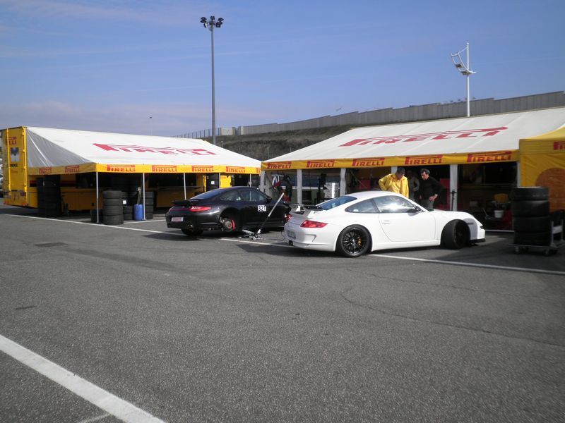 Sotto la tenda Pirelli si lavora sulle vettura stradali
