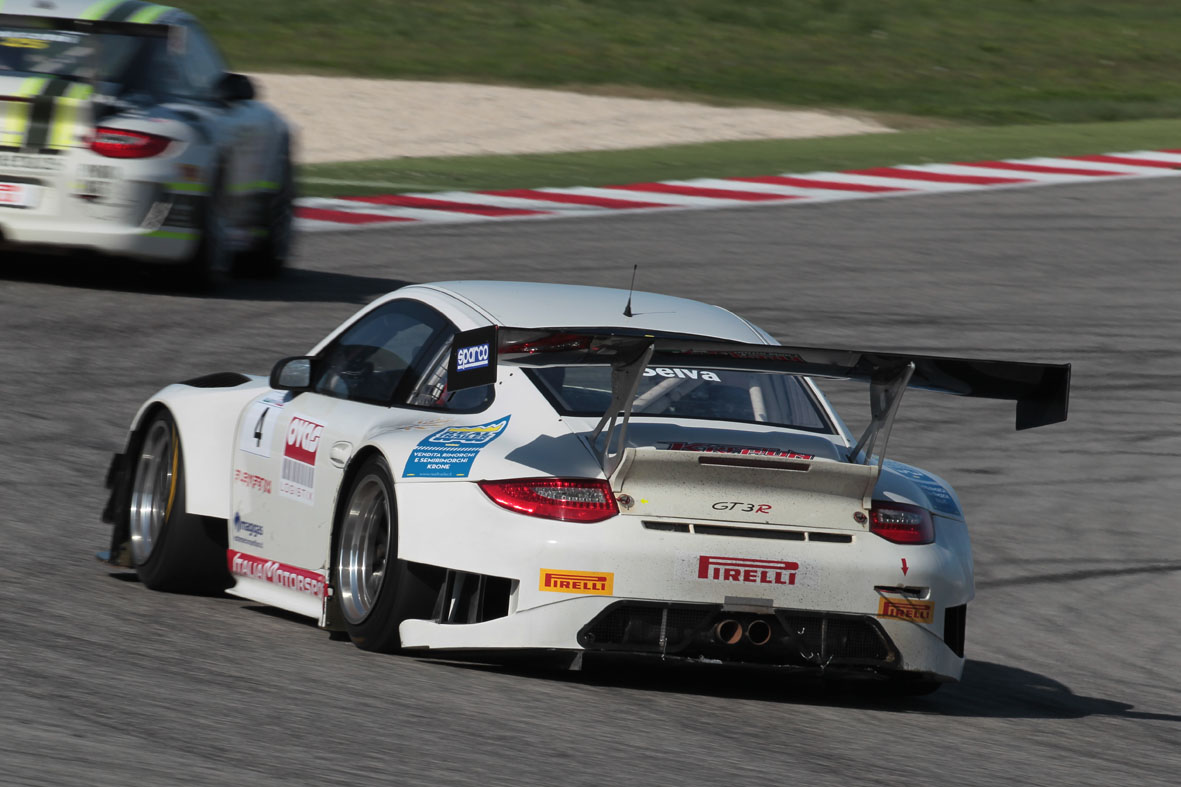 Chiusi i pit stop, si avvicina la bandiera a scacchi