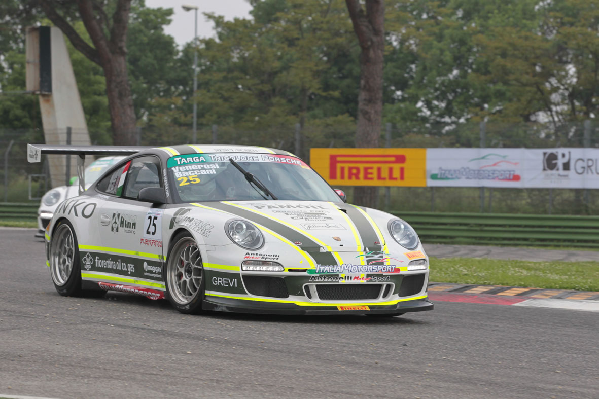 Sotto una pioggia intermittente Baccani e Venerosi conquistano il primato nella terza sessione di libere