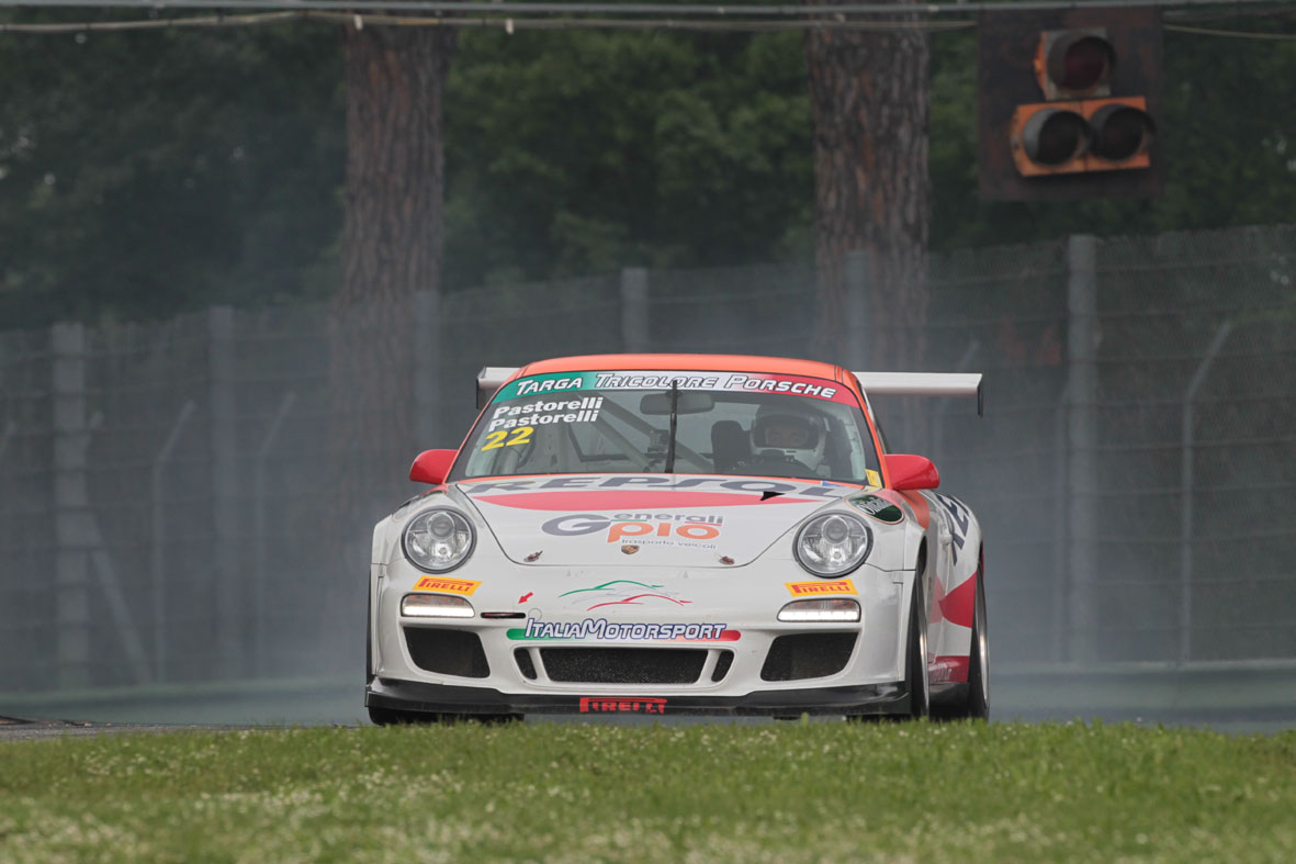 La pioggia impone il debutto della WH, la nuovissima gomma rain della Pirelli