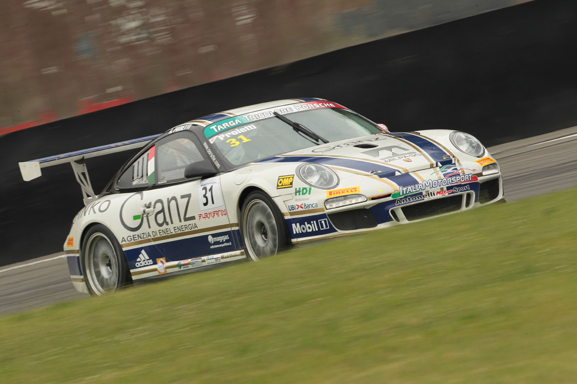 Proietti festeggia il ritorno con la pole