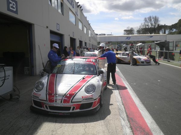 La primavera accoglie il circus della Targa Tricolore Porsche a Vallelunga