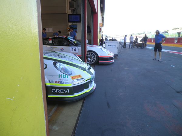 Le Porsche scalpitano ai box