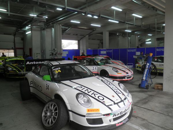 Nel box Antonelli Motorsport le cinque Porsche riposano