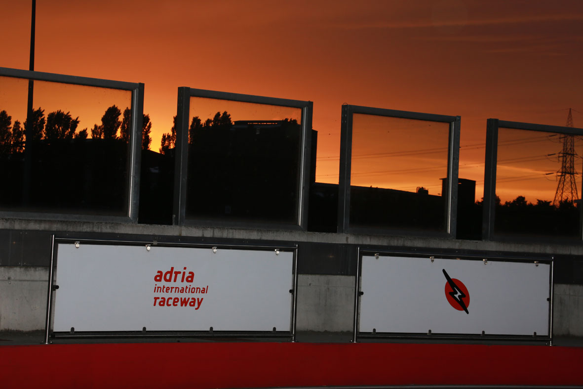 Cala il sole sull'autodromo di Adria
