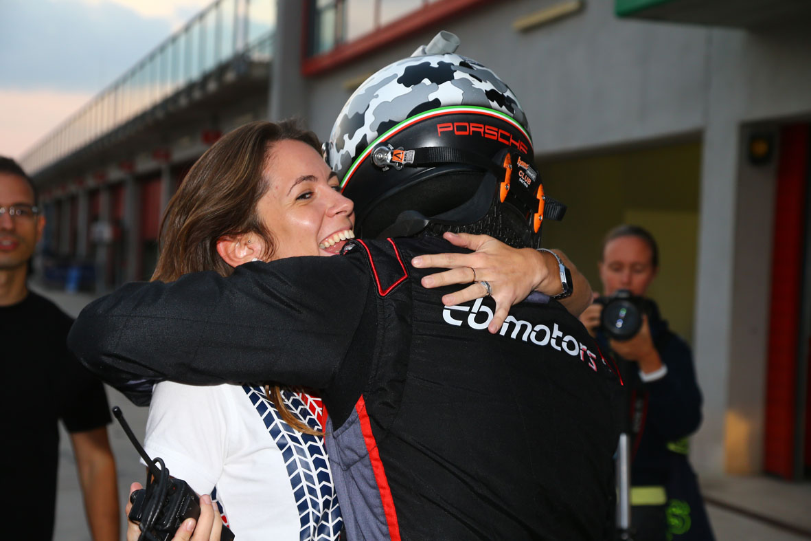 L'abbraccio con Alice Menin del vincitore