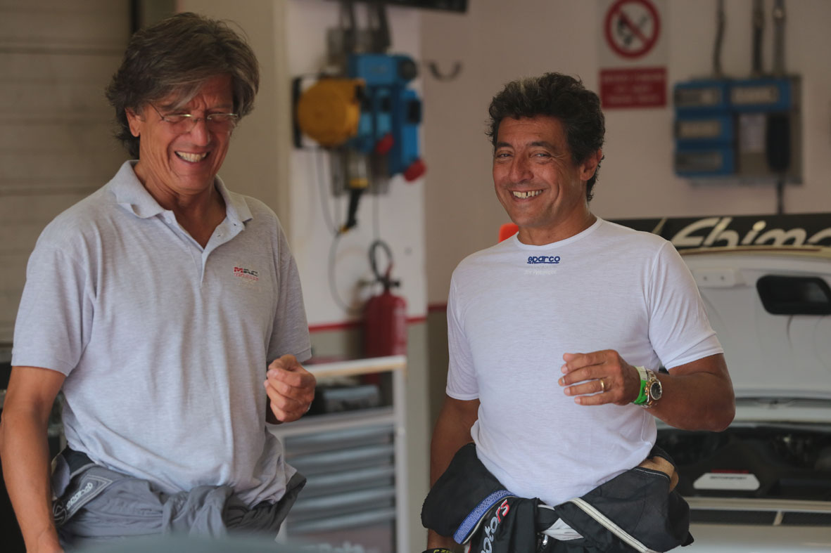 Pausa pranzo, si scherza al box condiviso