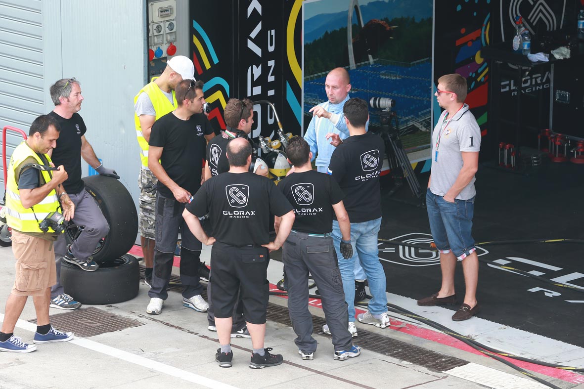 Birzhin alza bandiera bianca