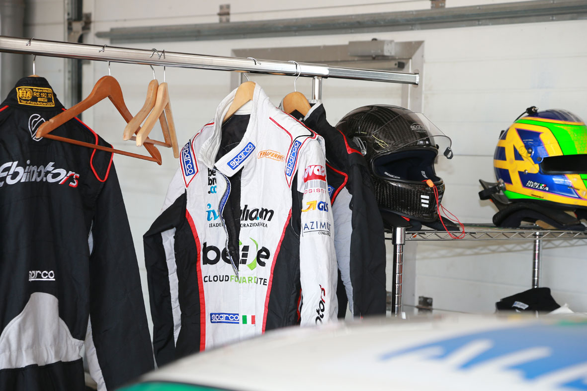 Tute stese nel paddock