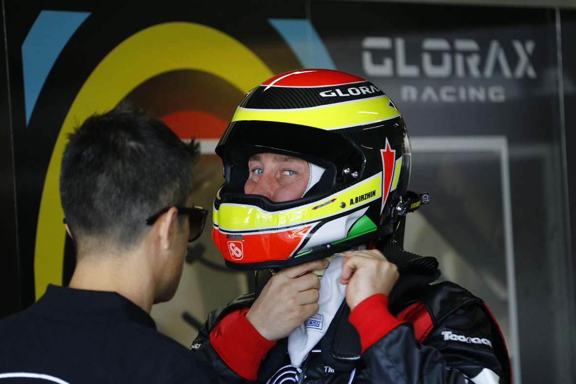 Birzhin, casco in testa ben allacciato